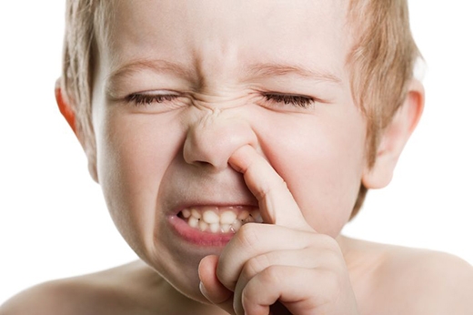 không nên để trẻ tự ý đưa tay ngoáy mũi