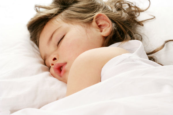 nghẹt mũi lúc ngủ có thể khiến trẻ mất ngủ