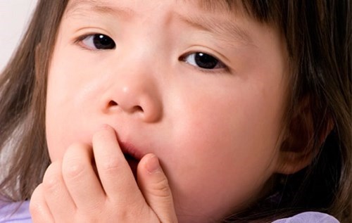nghẹt mũi khi ngủ khiến trẻ không ngon giấc, dễ quấy
