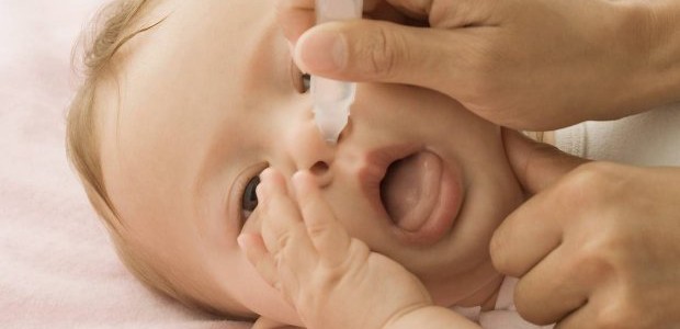 khi trẻ bị nghẹt mũi tốt nhất nên nhỏ nước muối sinh lý