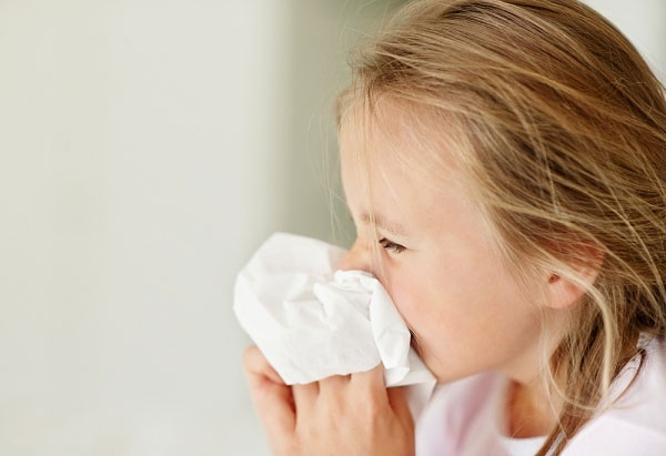 Trẻ em hắt hơi sổ mũi uống thuốc gì?