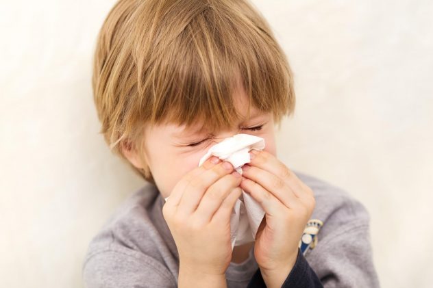 viêm xoang nặng khiến trẻ bị nghẹt mũi và chảy máu cam