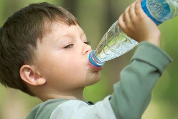 tăng cường lượng nước hấp thu ở trẻ để giảm dịch nhầy ở mũi