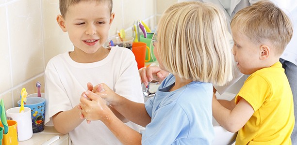 rửa tay để tăng sức đề kháng và tránh vi khuẩn cúm lây lan