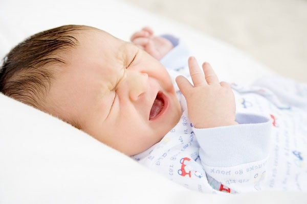 Nghẹt mũi khi nằm thường thấy ở trẻ