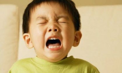 Trẻ bị hắt hơi sổ mũi nhiều là bệnh gì