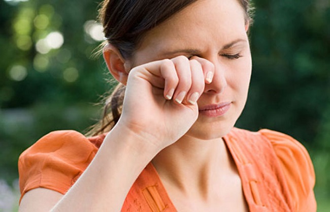 Viêm mũi dị ứng gây ngứa mắt là do niêm mạc mũi tiếp xúc với dị nguyên